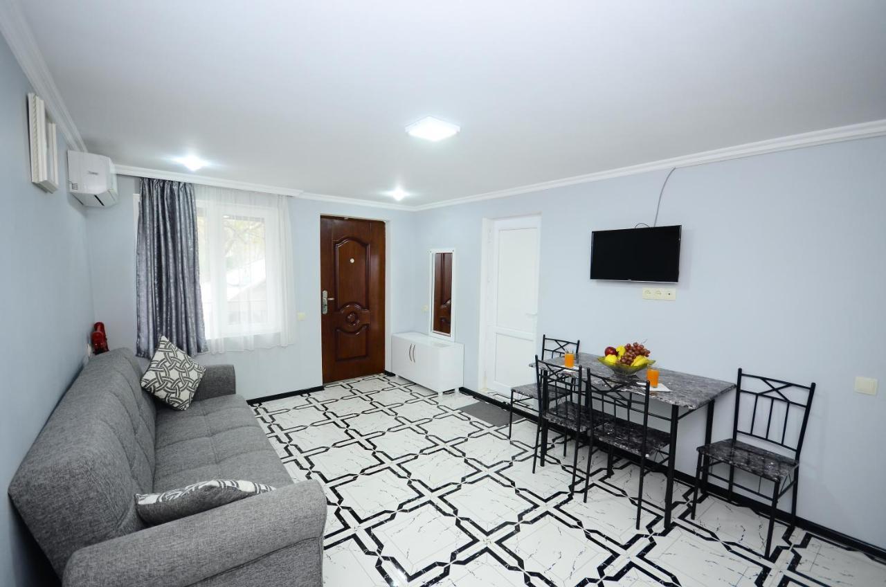 Aparthotel My Home Batumi Bagian luar foto